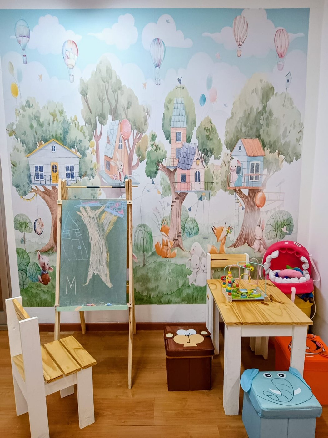 Rincón infantil pintado a mano